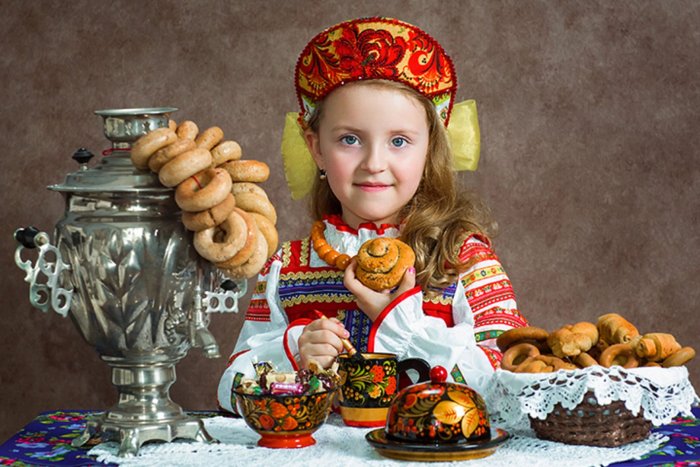 Стол с самоваром и баранками