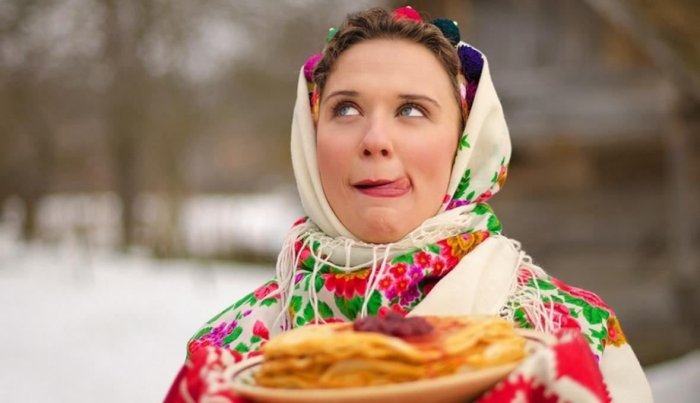 Девушка с блинами на Масленицу