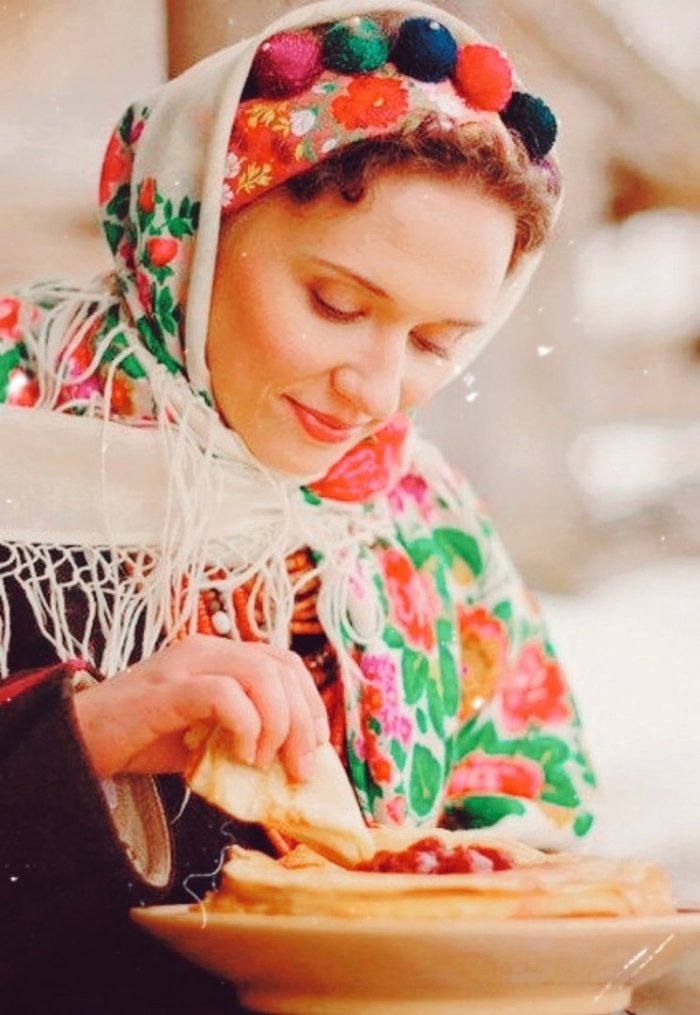 Девушка с блинами