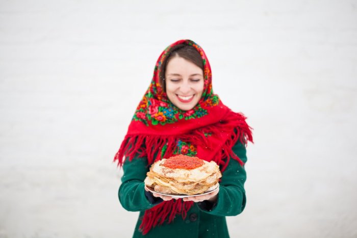 Русская красавица с блинами