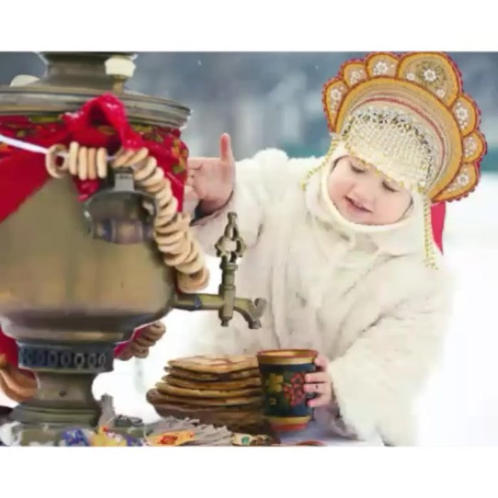 Стол с самоваром и блинами