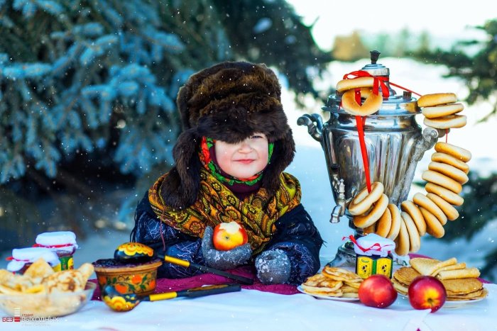 Фотосессия с блинами на Масленицу