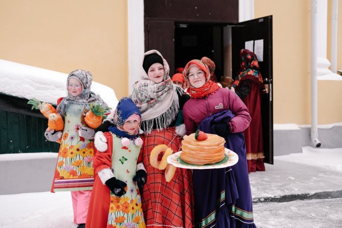 Прыжки в мешках на Масленицу