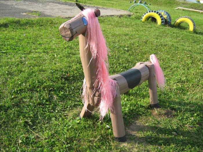 Конь на детской площадке