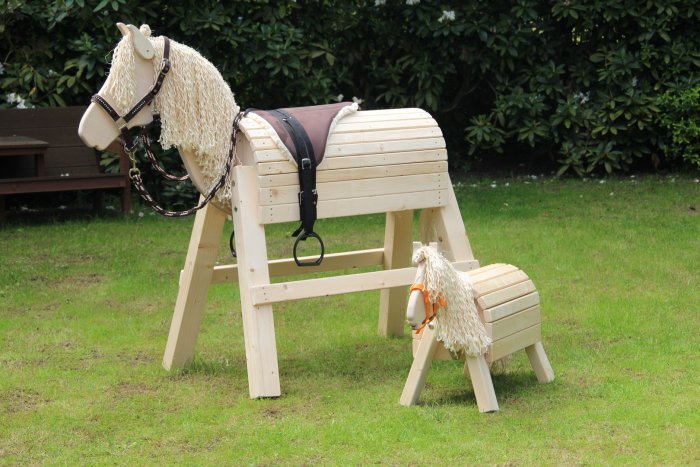 Лошадка из дерева для сада