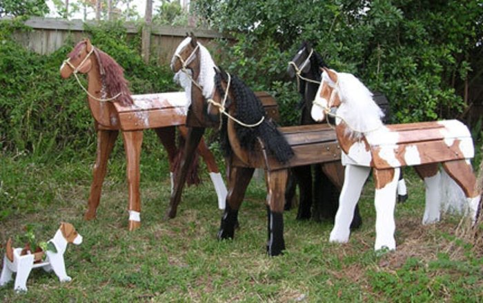 Деревянная лошадь для сада