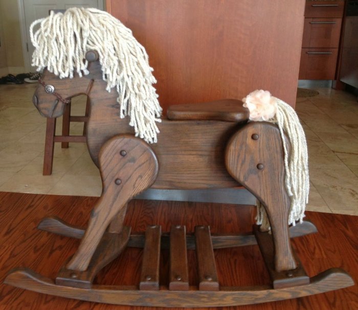 Лошадь из дерева для сада