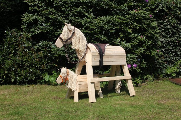 Деревянная лошадь для сада