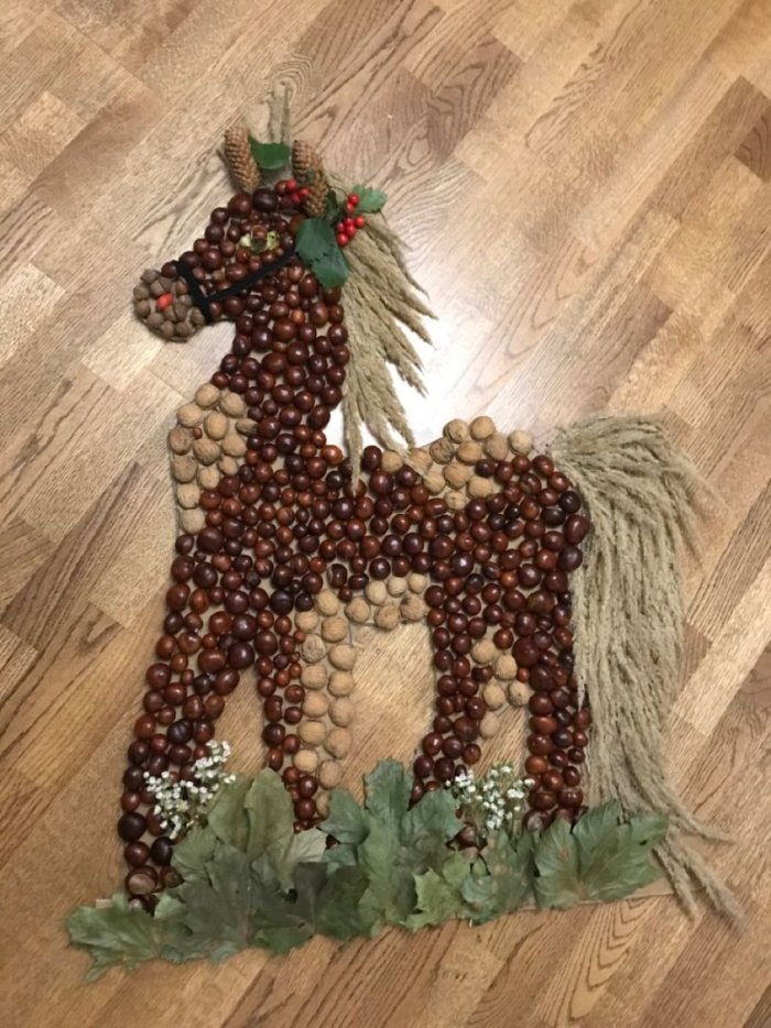 Лошадь из природного материала