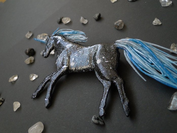 Брошь лошадь