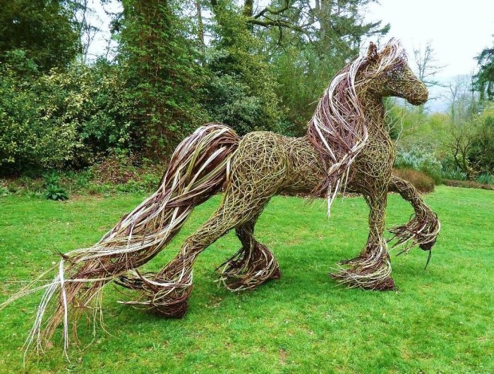 Садовые скульптуры из веток