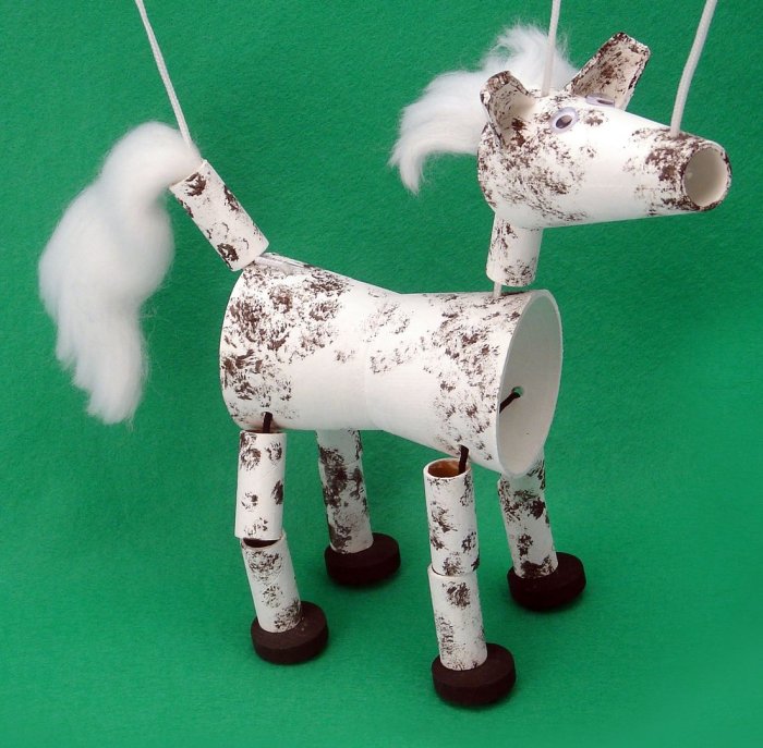 Лошадка из бросового материала