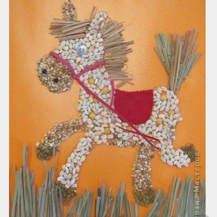 Конь из природного материала