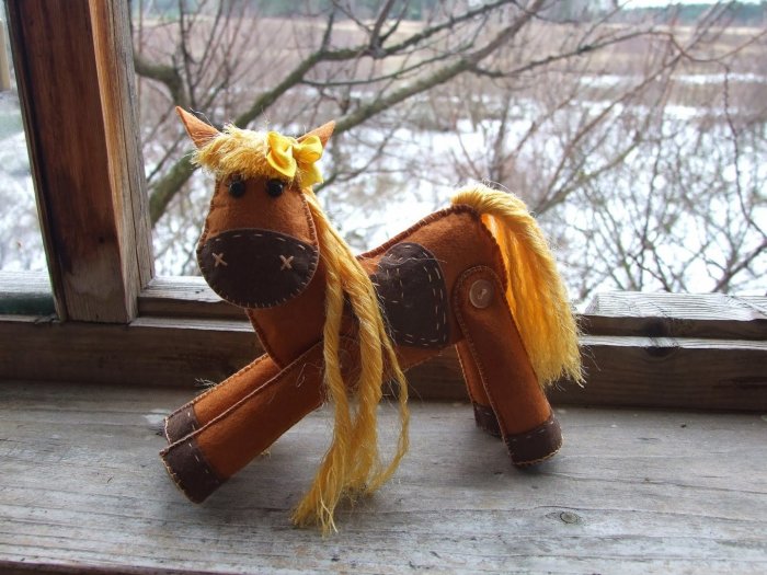 Лошадь из подручных материалов