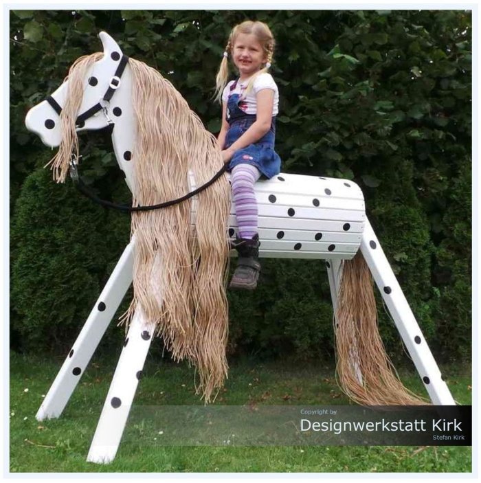 Деревянная лошадь для сада