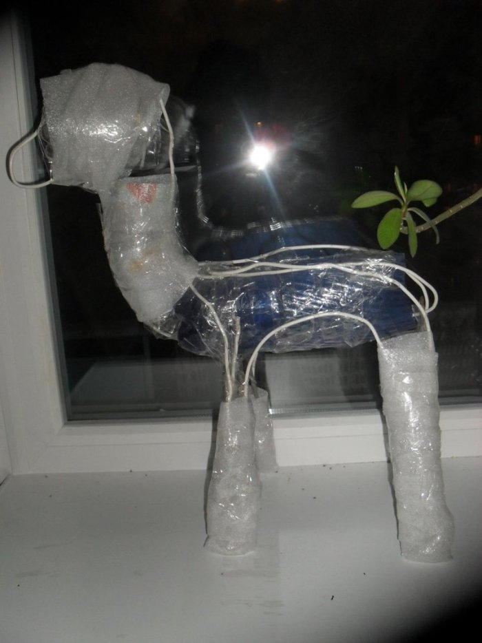 Олень их пластиковых ьу