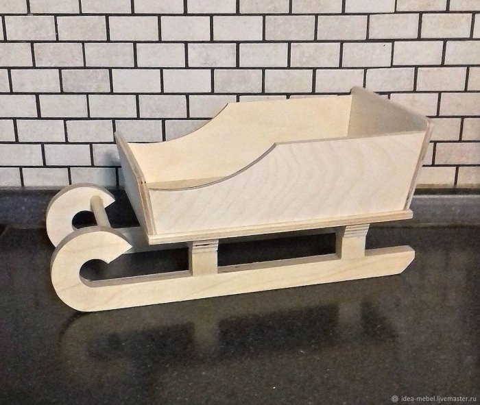 Сани деревянные декоративные