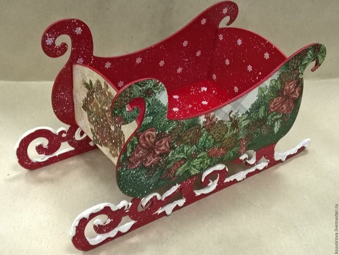 Новогодние сани с подарками