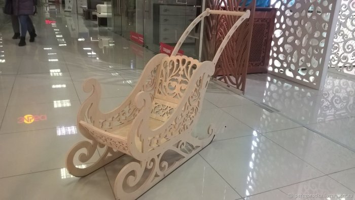 Санки резные деревянные