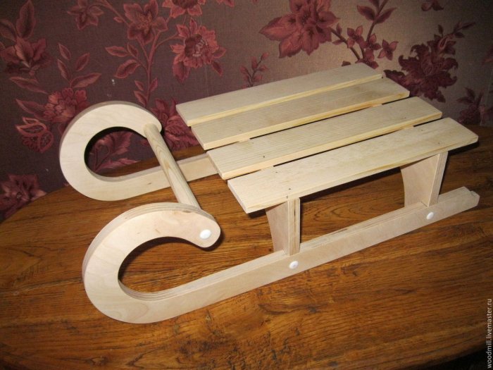 Деревянные санки для декора