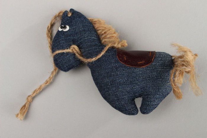 Лошадка из джинсы