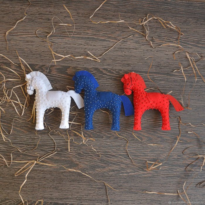 Игрушки из фетра лошадка