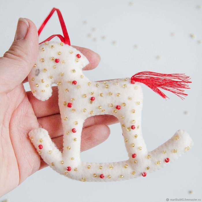 Новогодняя лошадка из фетра
