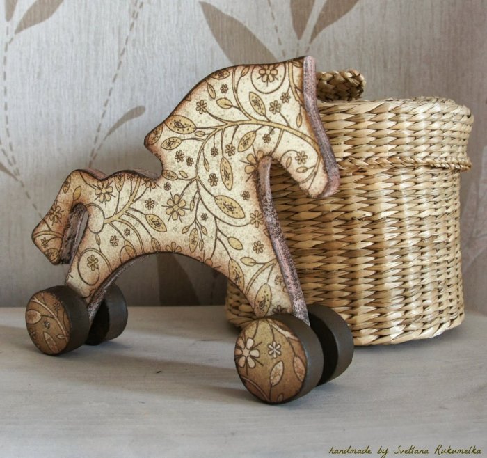 Деревянная игрушка лошадка