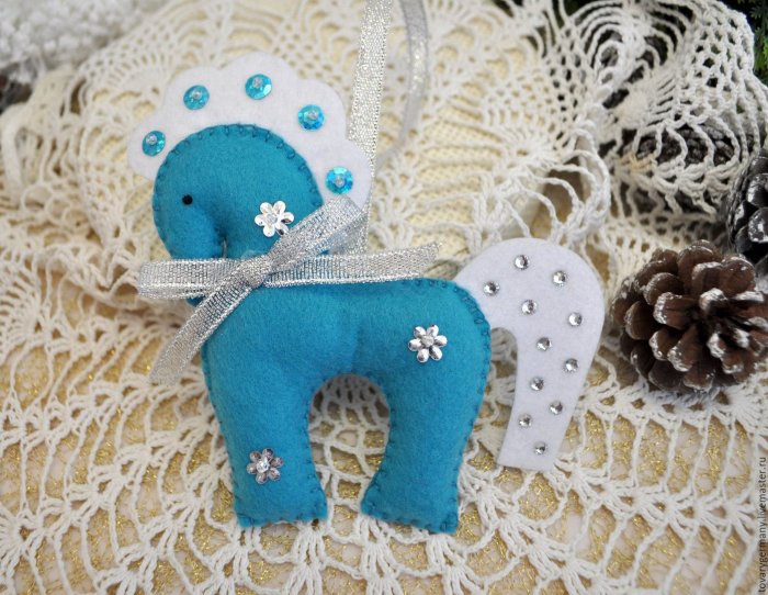 Лошадка из фетра на елку