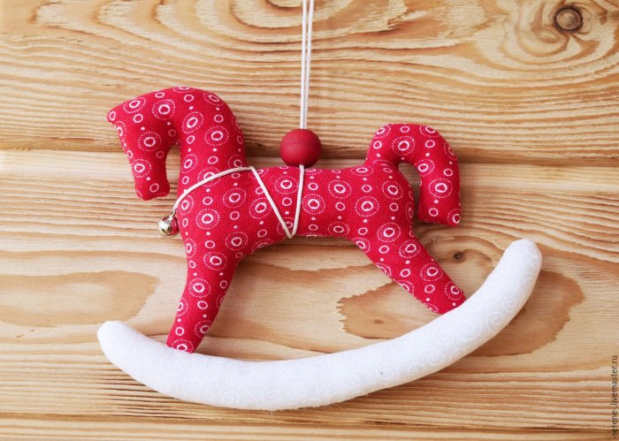 Новогодний декор лошадка качалка