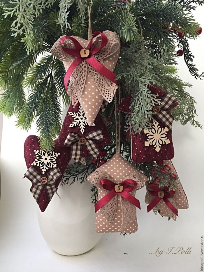 Елка с бордовыми игрушками