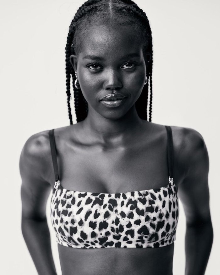 Адут Акеч в купальнике