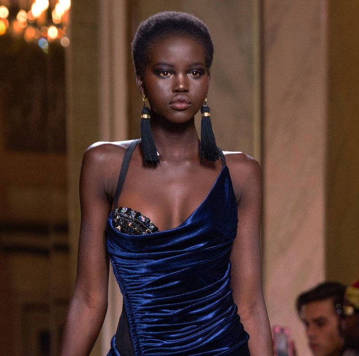 Чернокожая модель в платье ночью