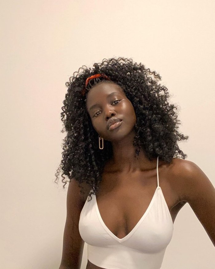 Темнокожие девушки в лифчике