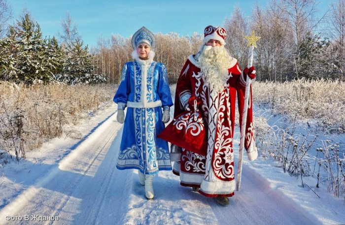 Два Деда Мороза и Снегурочка