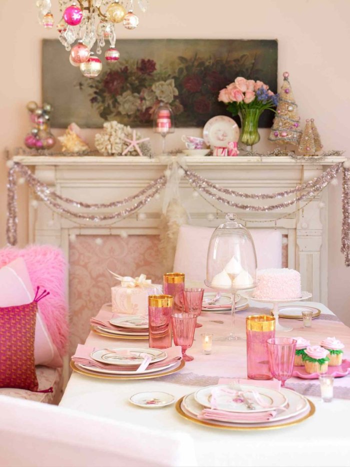 Сервировка стола к новому году в розовом