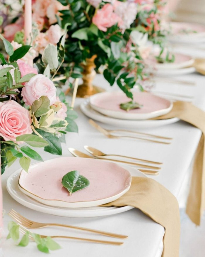 Сервировка с розовой посудой