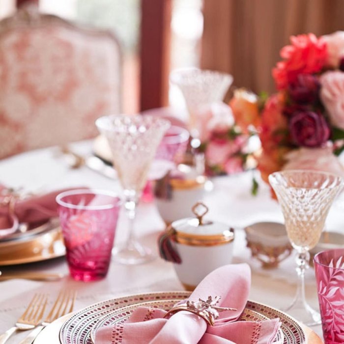 Сервировка стола в розовом цвете