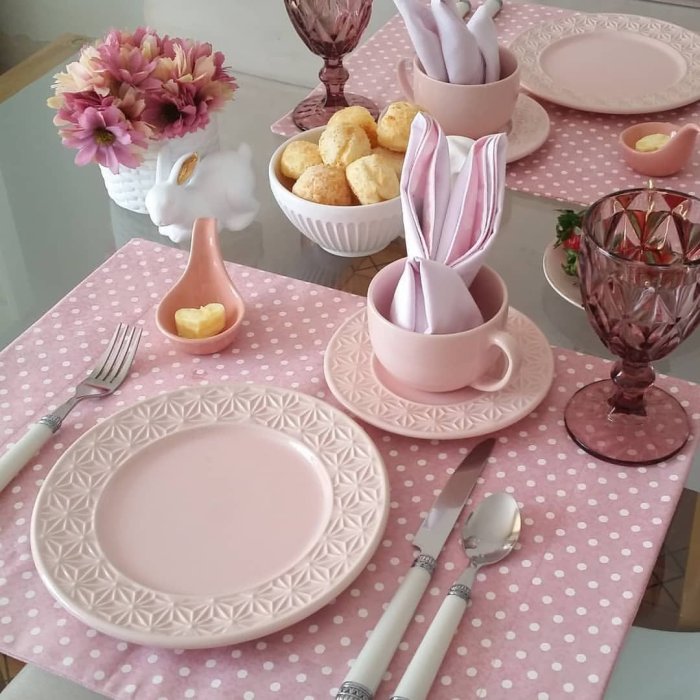Сервировка с розовой посудой