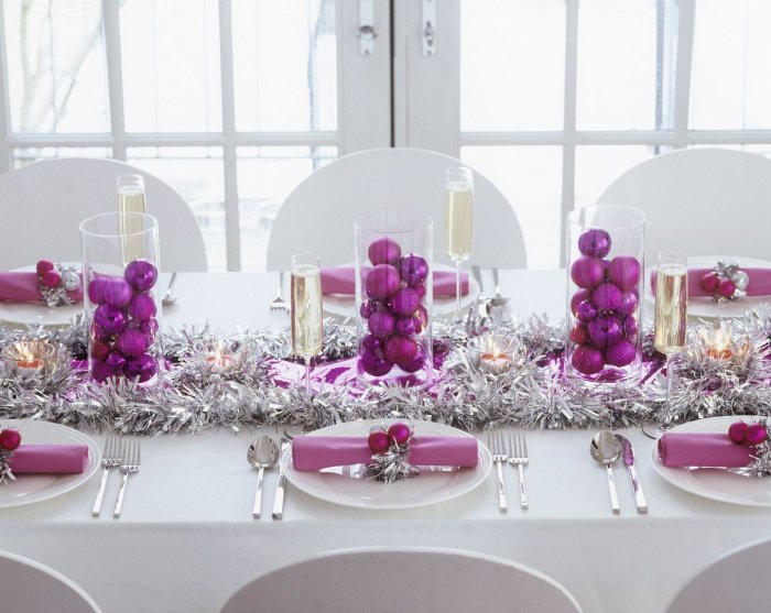 Сервировка праздничного стола в сиреневом тоне