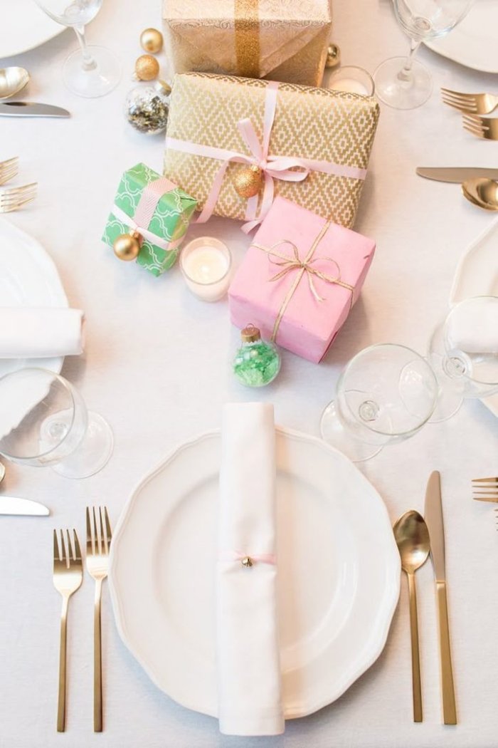 Сервировка стола в розовых тонах на новый год