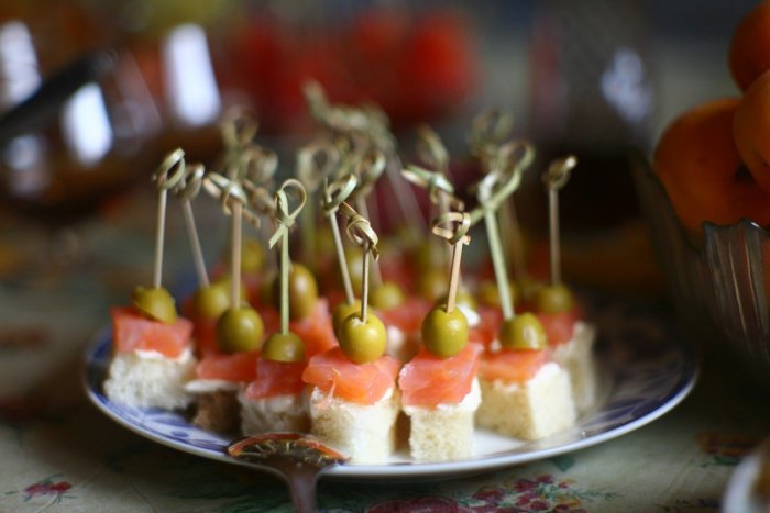 Канапе с виноградом на шпажках