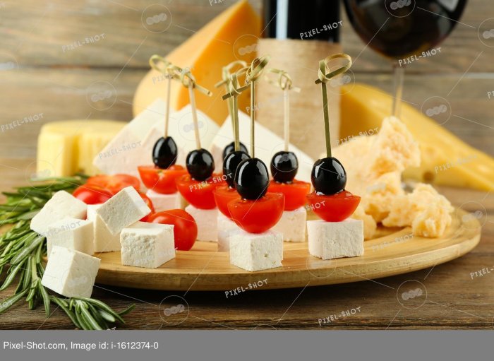 Канапе с сыром Фета и оливками