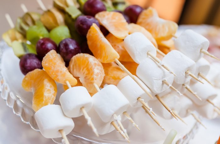 Фруктовые закуски на шпажках