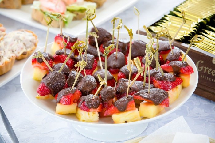 Фрукты на шпажках для фуршета