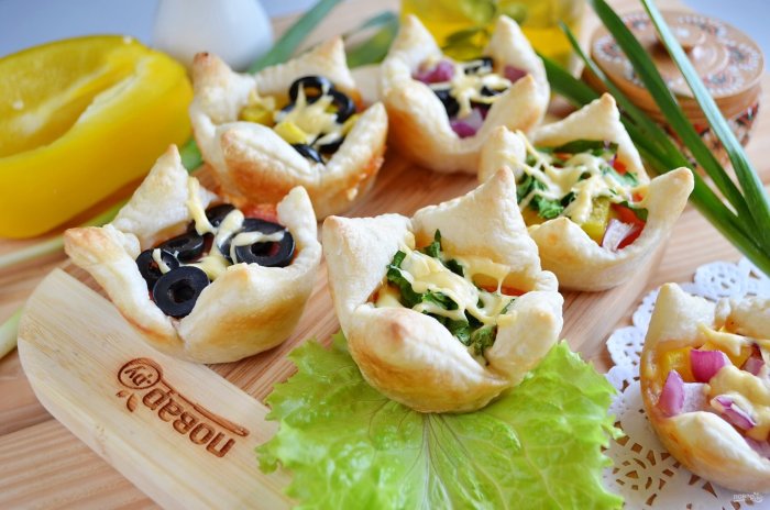 Стол с пиццей и закусками