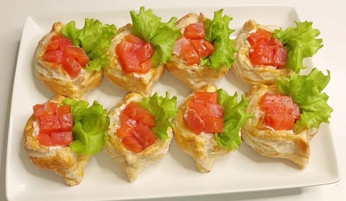 Закуска из слоёного теста с красной рыбой