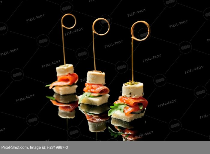 Канапе на черном фоне