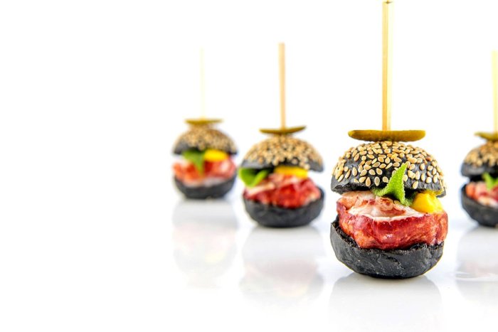 Канапе на черном фоне