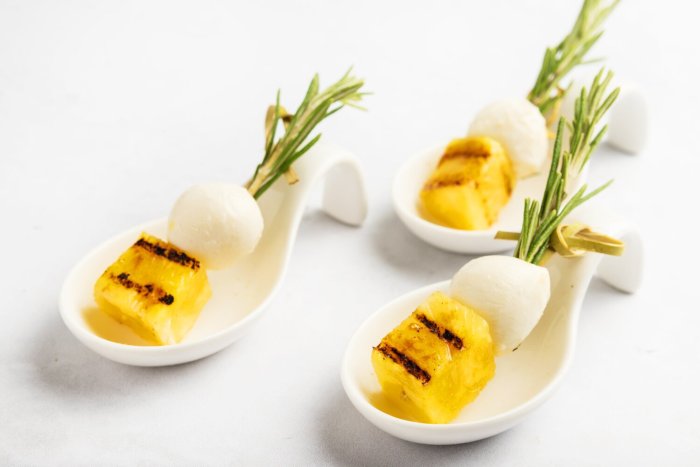 Канапе с горгонзолой и ананасом